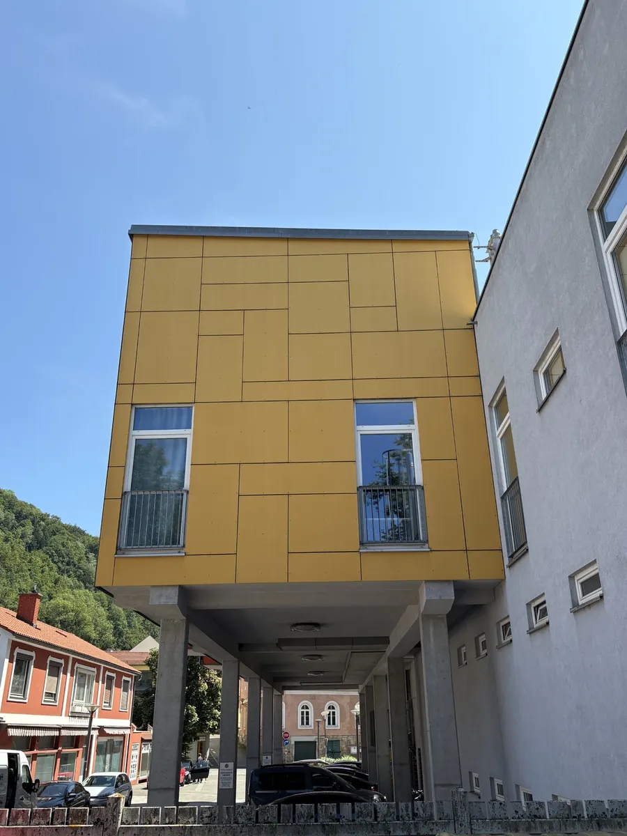 Gereinigte Eternit-Fassade nach der Fassadenreinigung durch PERTL GMBH