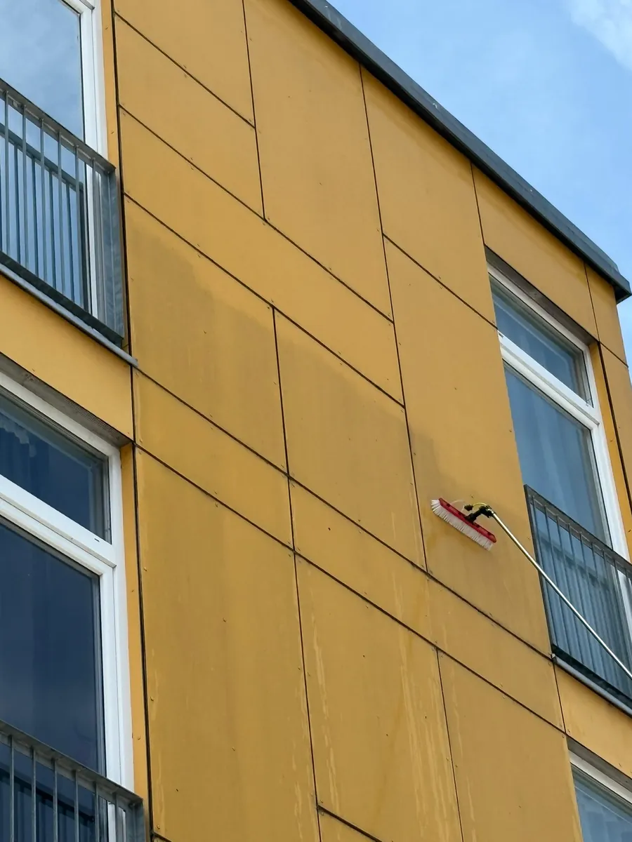 Fassadenreinigung einer Eternit-Fassade mit Teleskopstange – Zwischenstand