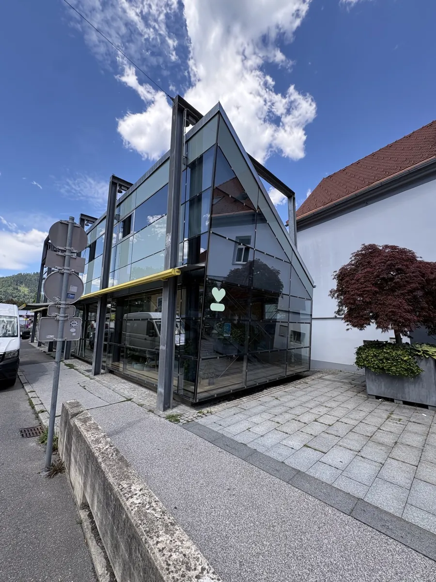 Gereinigte Glasfassade nach der Glasreinigung durch PERTL GMBH