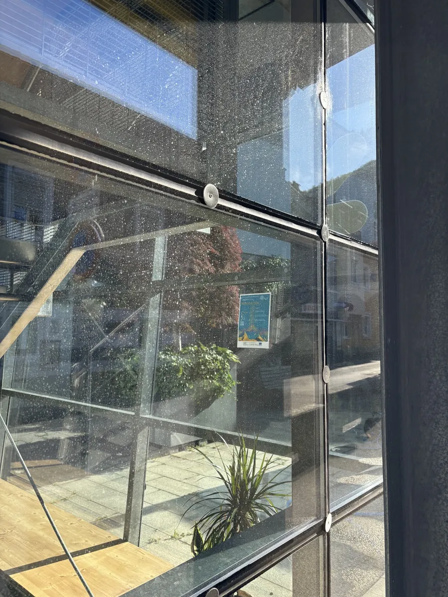 Verschmutzte Glasfassade vor der Glasreinigung