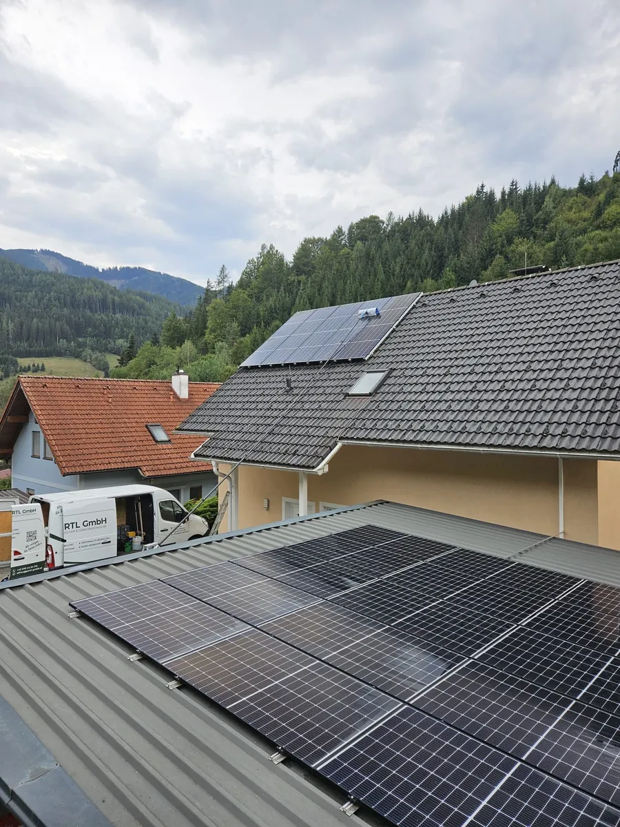 Photovoltaikanlage auf dem Dach nach der Solarreinigung durch PERTL GMBH